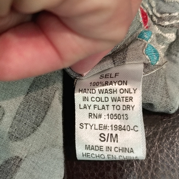 Savannah James Women's Camo Print Embroidered Ponchos Style Top Sz S/M - Picture 7 of 8